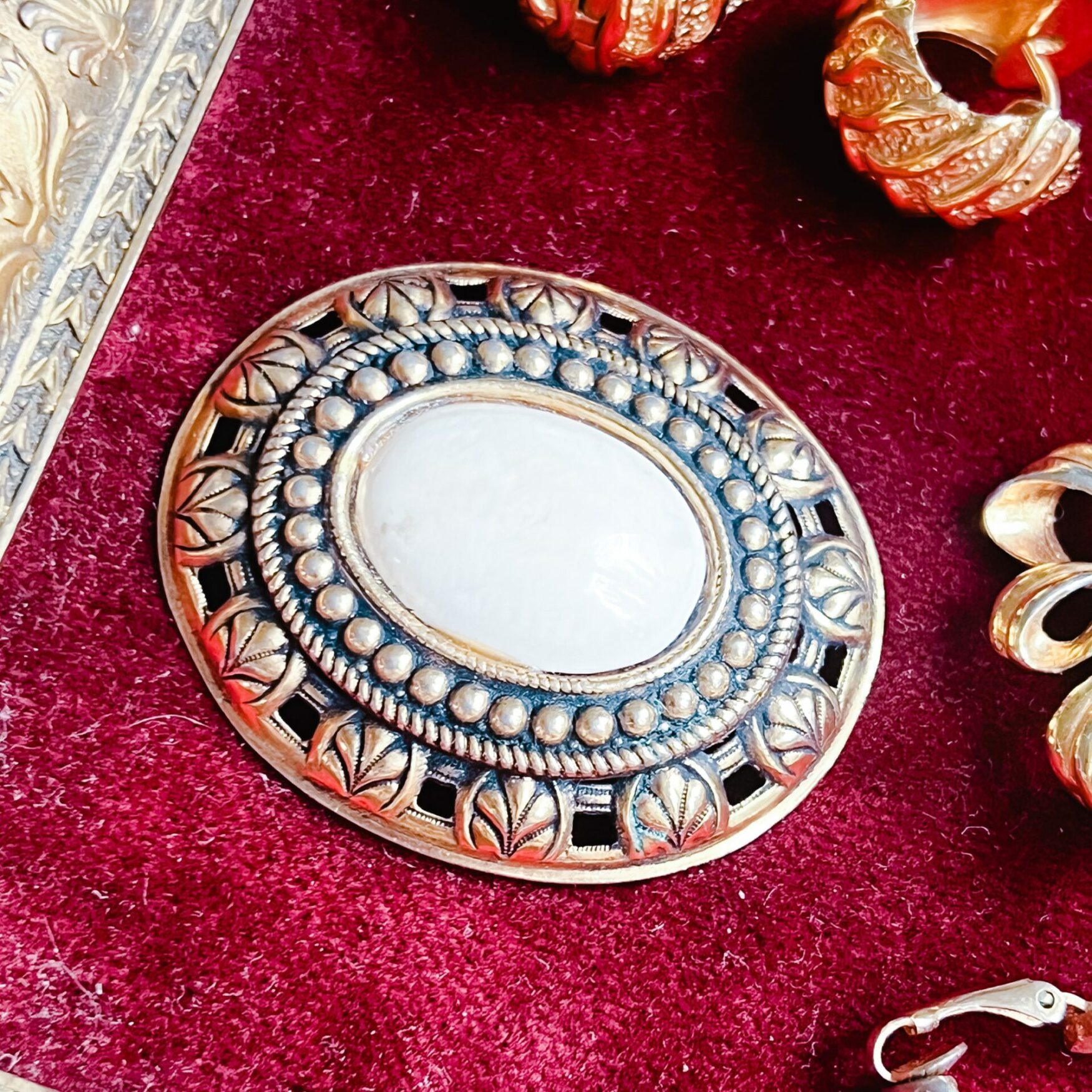 Broche beige et or